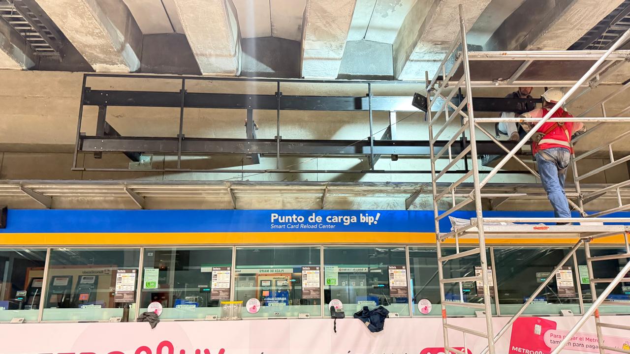 Almacén con paneles LED listos para instalación, LedService Chile