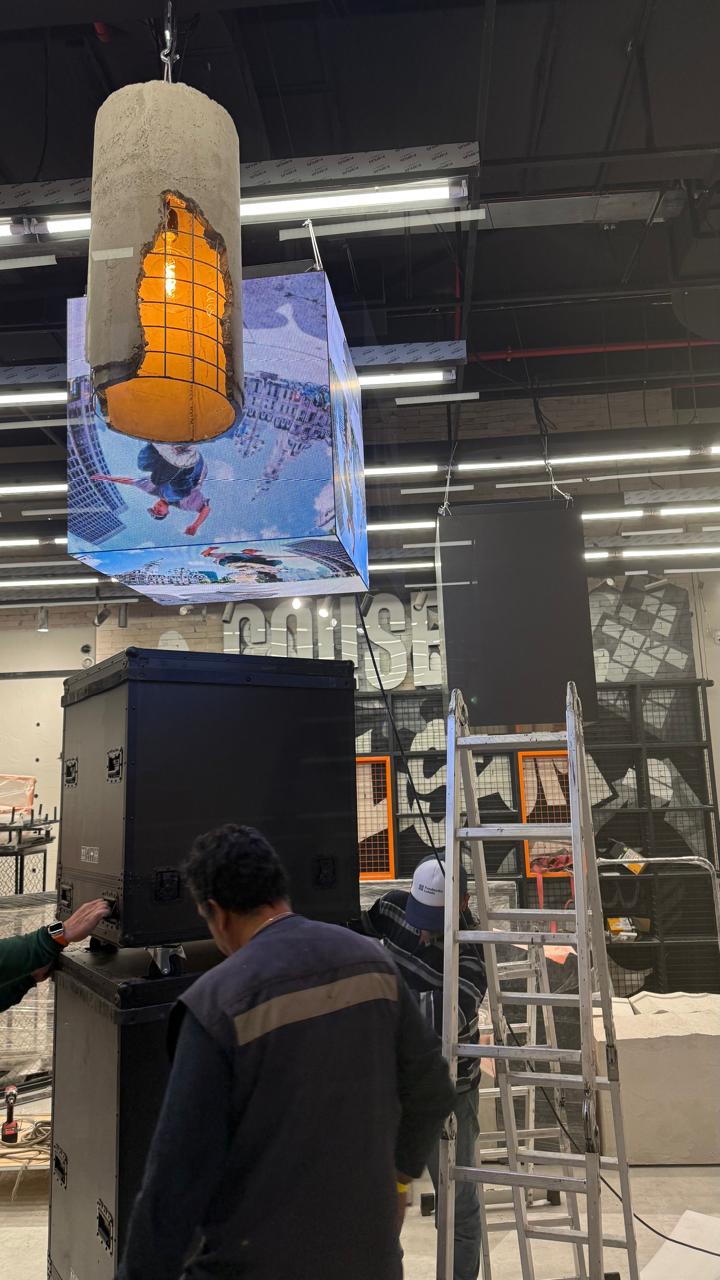 Cubo LED PixelRobot instalado en espacio interior, LedService Chile