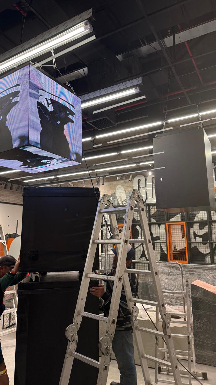 Proceso instalación cubo LED PixelRobot, LedService