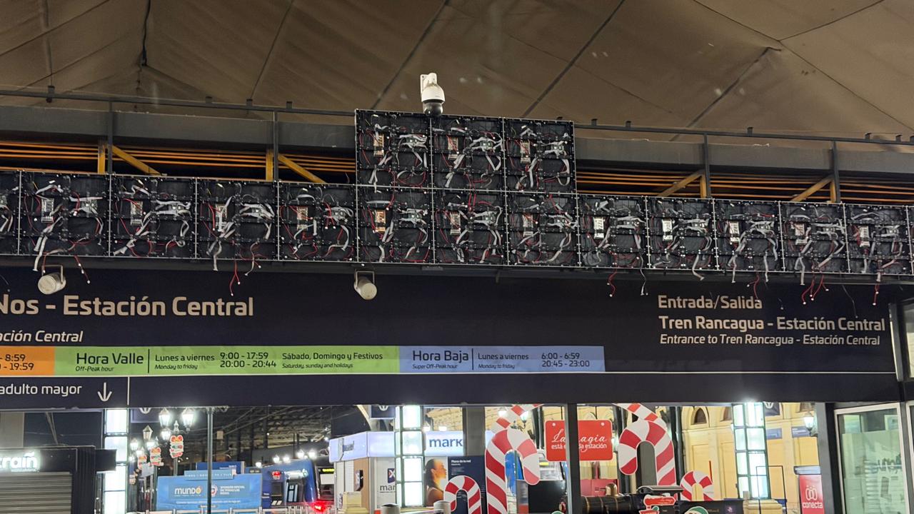 Instalación pantalla LED Estación Central EFE Trenes de Chile, LedService
